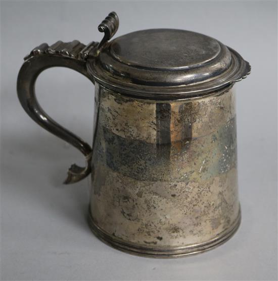 An 18th century style silver tankard by Elkington and Co, Birmingham, 1920, 15.7 oz.